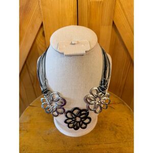 Paparazzi Daisy Mesh Necklace with lace petals in black and silver (7197)